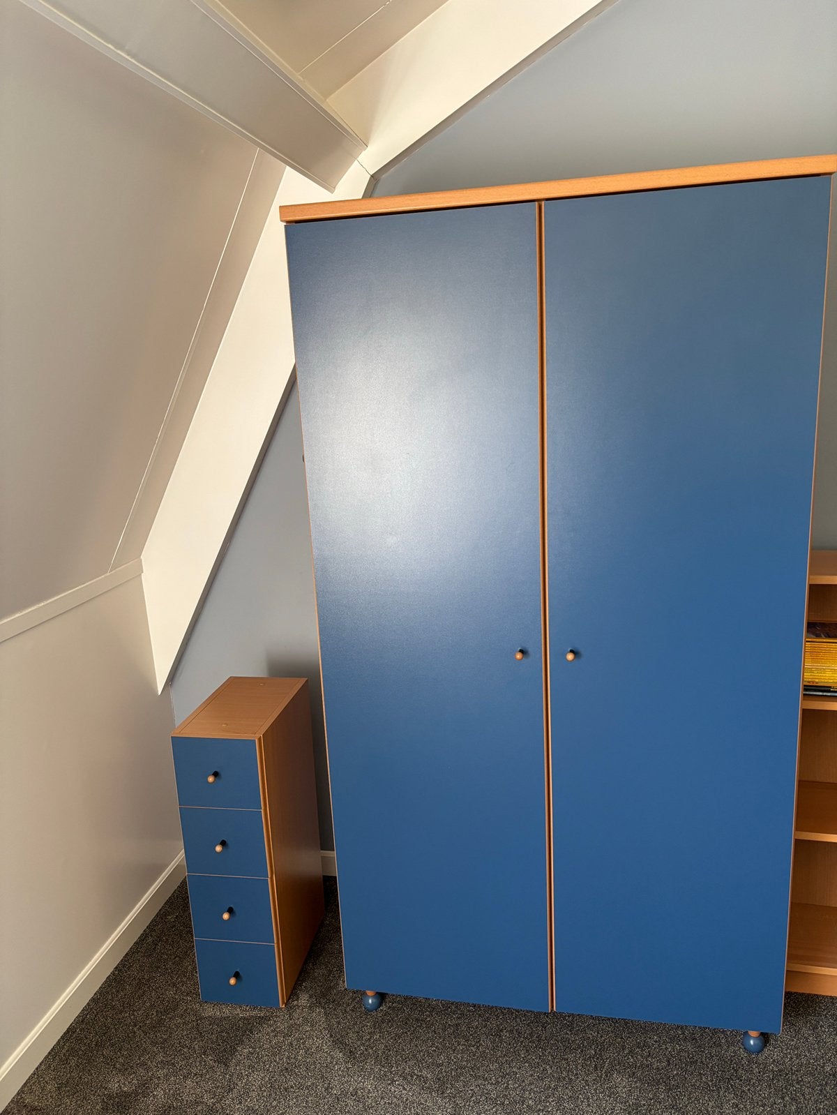 Degelijke kledingkast, blauw met beuken, Huis en Inrichting, Kasten | Kledingkasten, Ophalen, Met deur(en), 50 tot 100 cm, Zo goed als nieuw