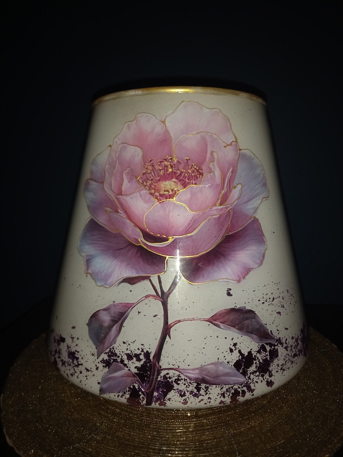 Glazen vaas met roze en gouden bloemdecoratie, Huis en Inrichting, Woonaccessoires | Vazen, Ophalen of Verzenden