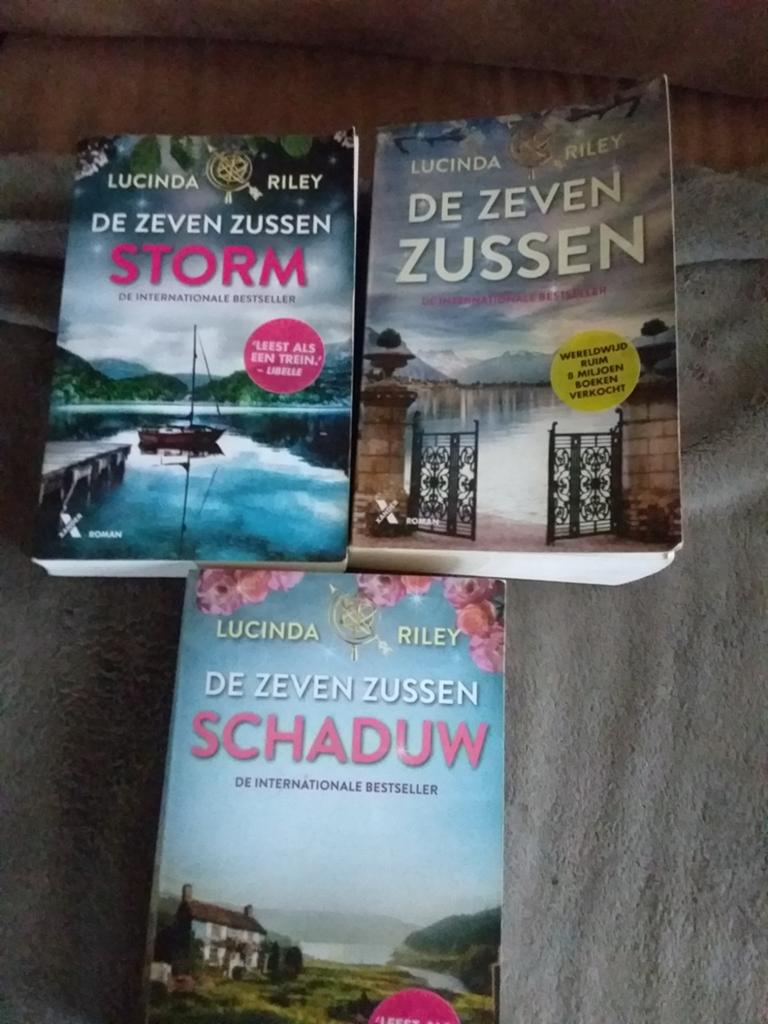 De zeven zussen lucinda riley, Boeken, Ophalen of Verzenden, Zo goed als nieuw