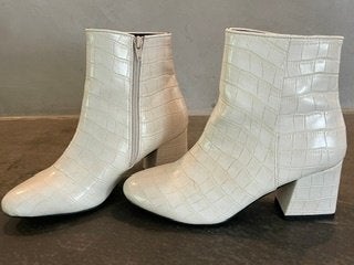 Sascha enkel laars enkellaarzen maat 38 wit nieuwstaat, Kleding | Dames, Wit, Lage of Enkellaarzen, Zo goed als nieuw, Sascha