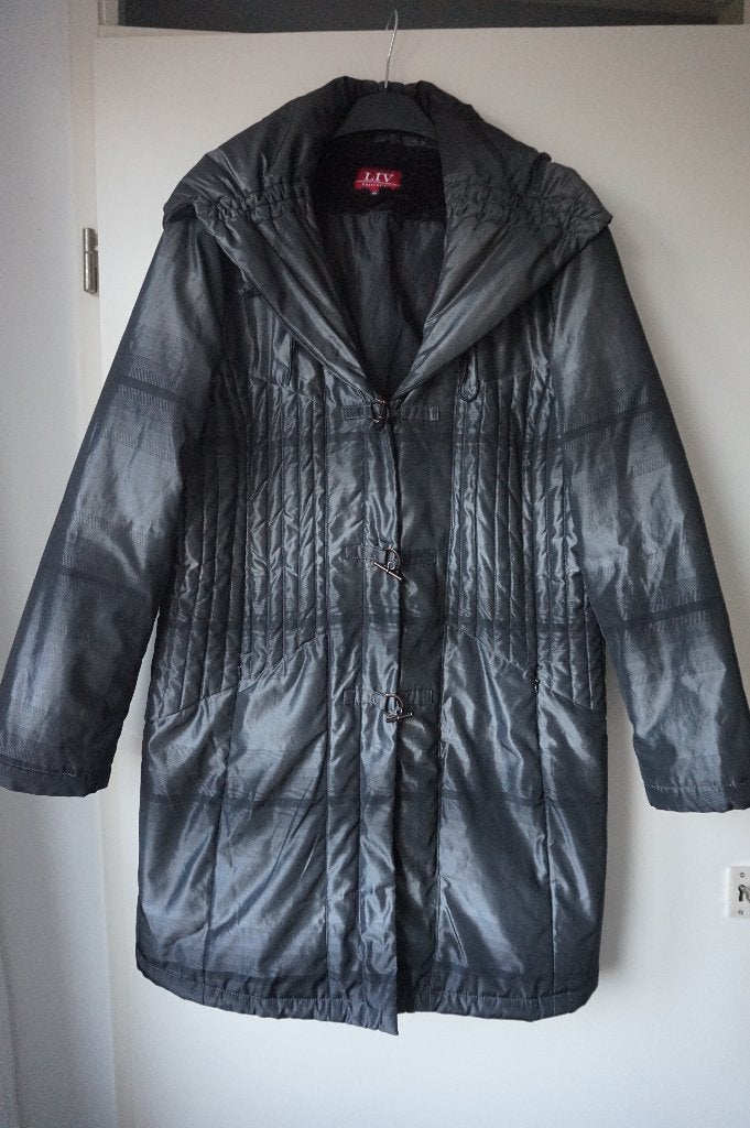 LIV lange warme jas grijs zwart glans zilver mt 44 - 46 - 48, Kleding | Dames, Jassen | Winter, Maat 46/48 (XL) of groter, Ophalen of Verzenden
