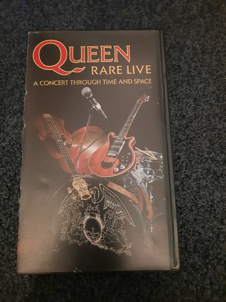 QUEEN Live Concert Trough time and space! Op VIDEO!, Muziek, Verzenden, Alle leeftijden, Zo goed als nieuw