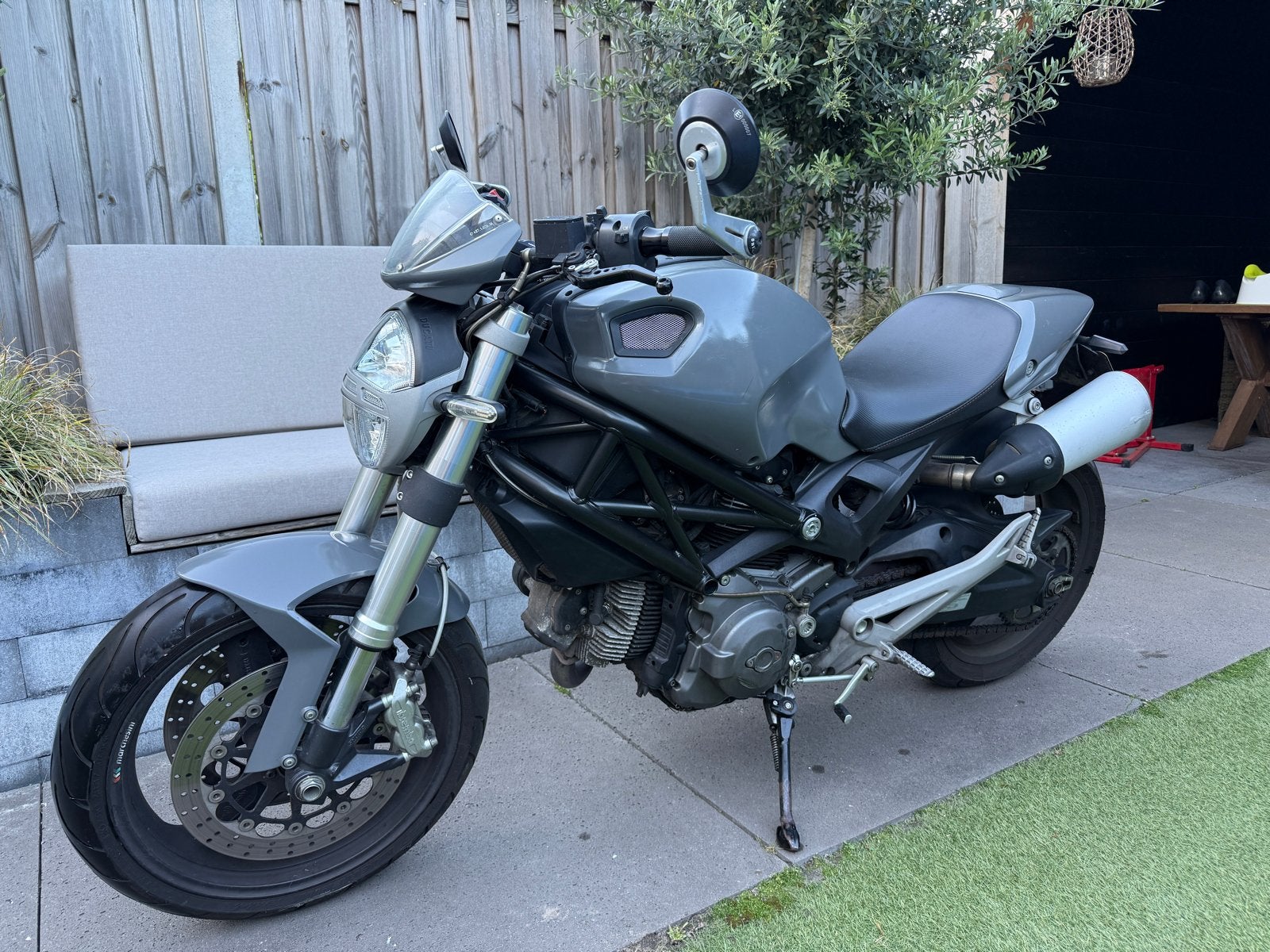 Ducati Monster 696 - Grijs - Goed onderhouden, Motoren, 2 cilinders, Gebruikt, Particulier, Meer dan 35 kW