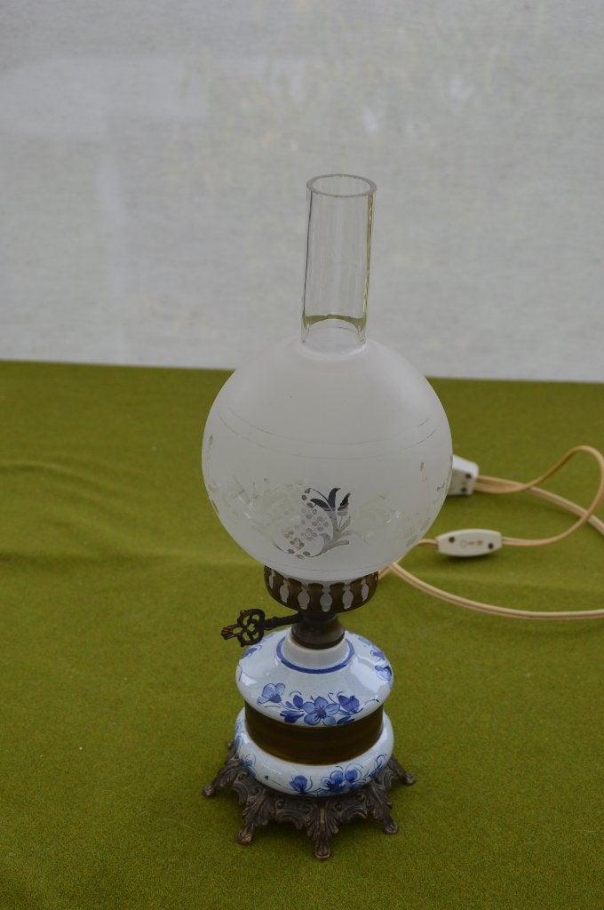 Oude Delftsblauwe orkaanlamp met matglazen bol/ messing voet, Ophalen of Verzenden