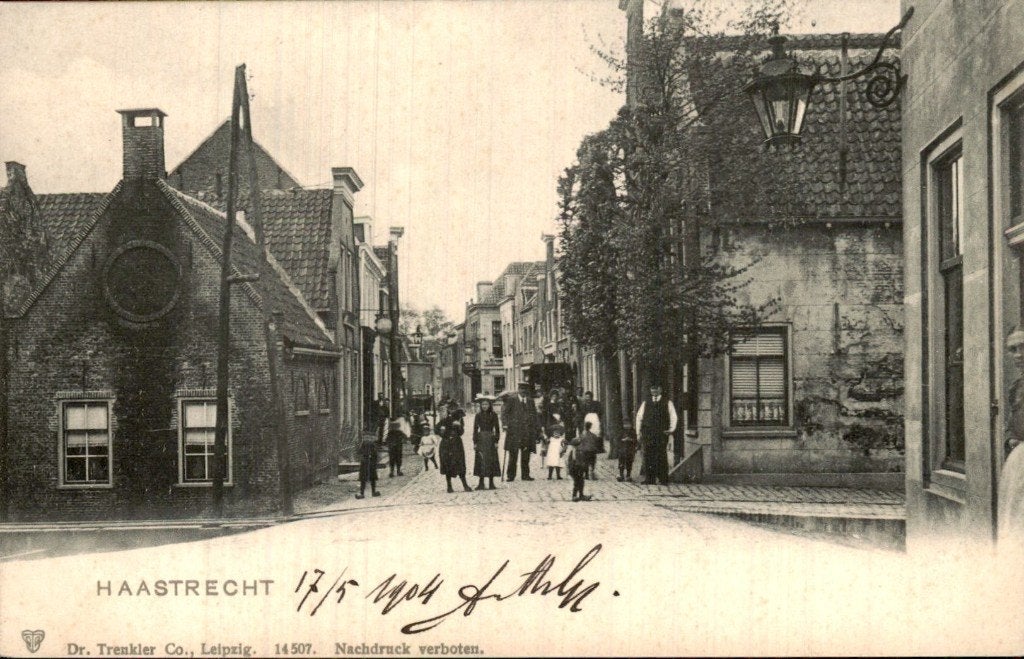 Haastrecht - Straatgezicht - met voorbijgangers, Ophalen of Verzenden, Voor 1920, Gelopen, Zuid-Holland