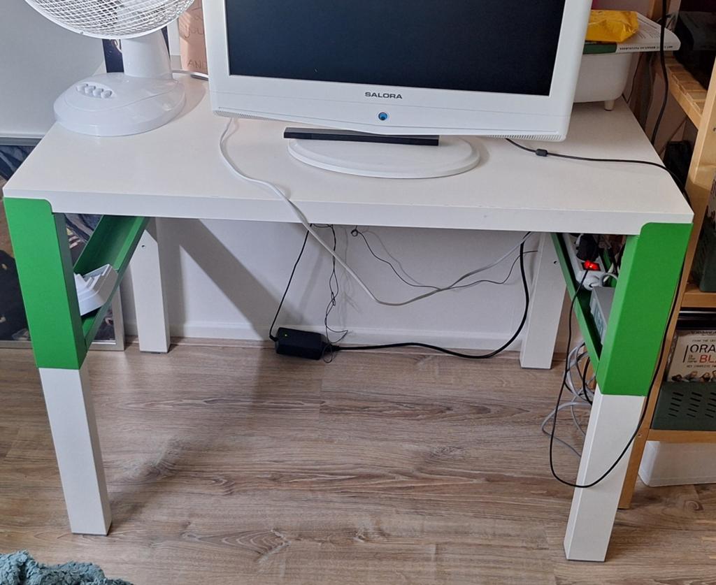 In hoogte verstelbaar wit bureau met groene accenten, Huis en Inrichting, Bureaus, Gebruikt, Spaanplaat of MDF, In hoogte verstelbaar