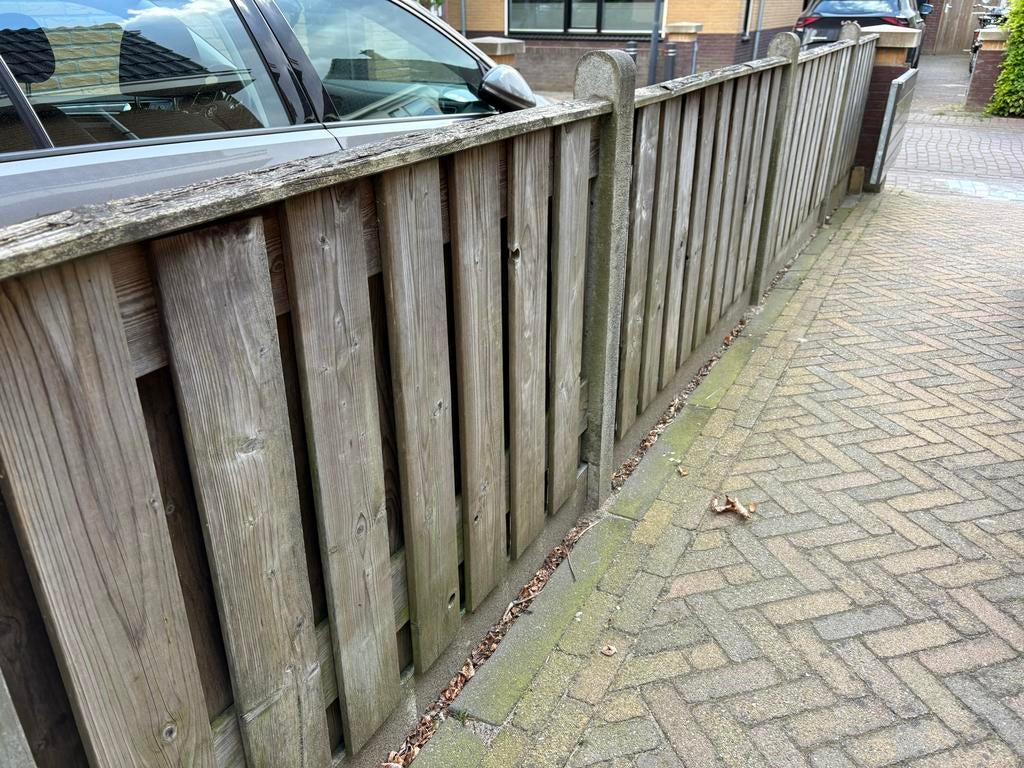 Gratis: Houten schutting/afscheiding met betonnen palen, Ophalen, Gebruikt, 6 meter of meer, Minder dan 1 meter