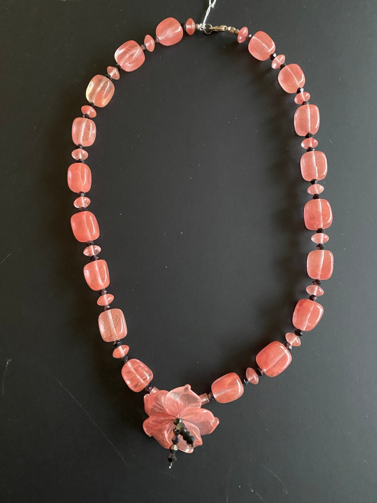 Roze kralenketting met bloemhanger 50 cm lang, Gebruikt, Ophalen of Verzenden, Roze, Overige materialen