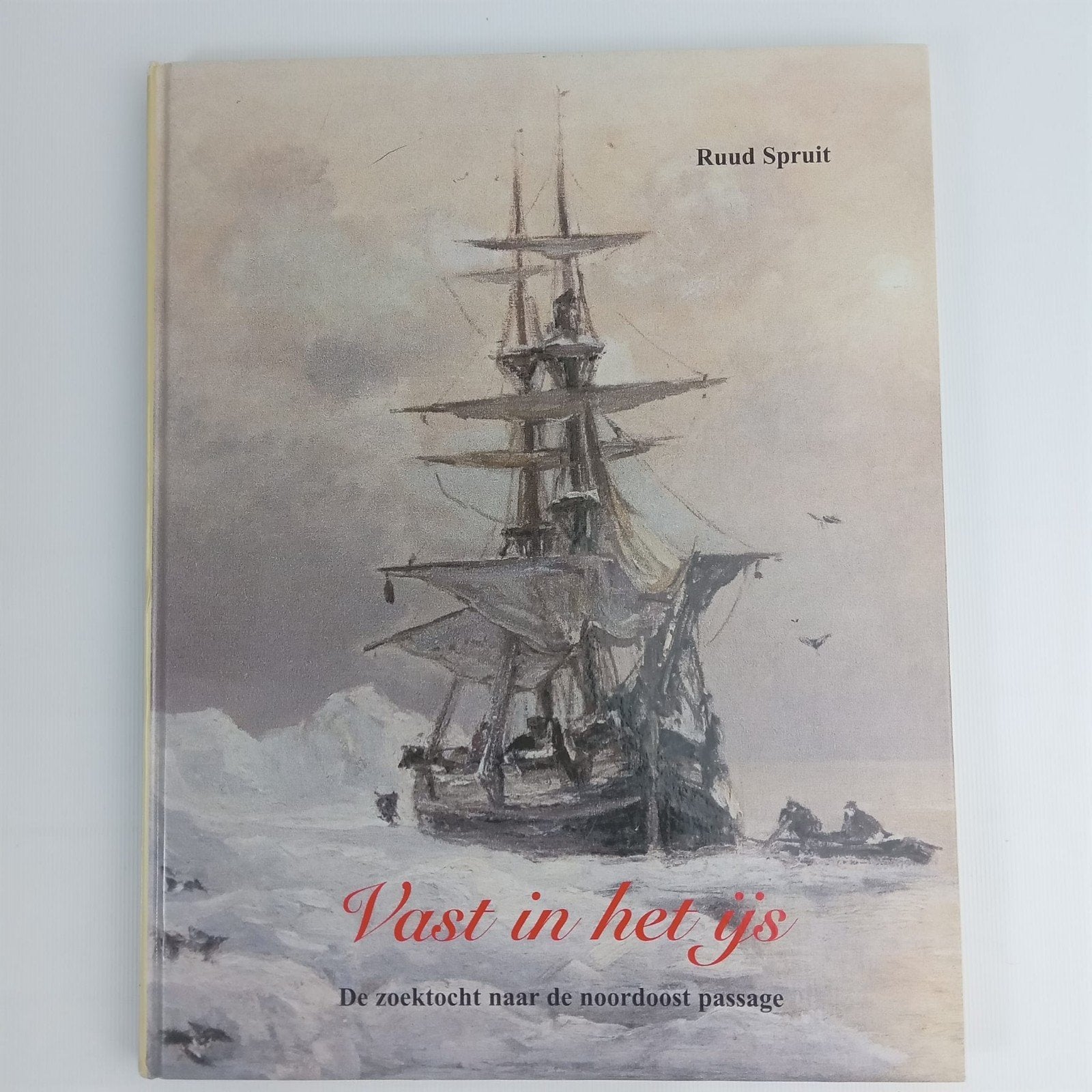 Vast in het ijs - De zoektocht naar de noordoost passage, Boeken, Ophalen of Verzenden, Gelezen