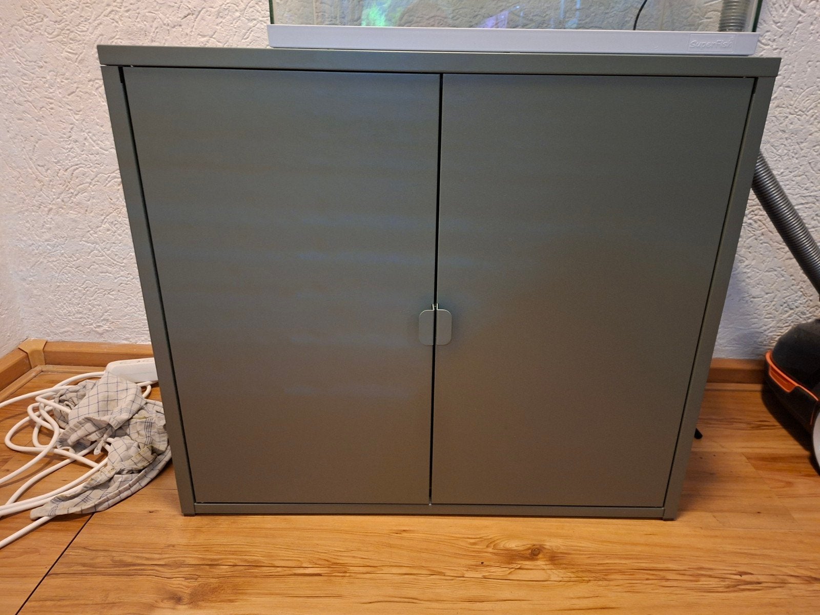 Metalen kast bror ikea met gat in de achterkant, Ophalen, Gebruikt