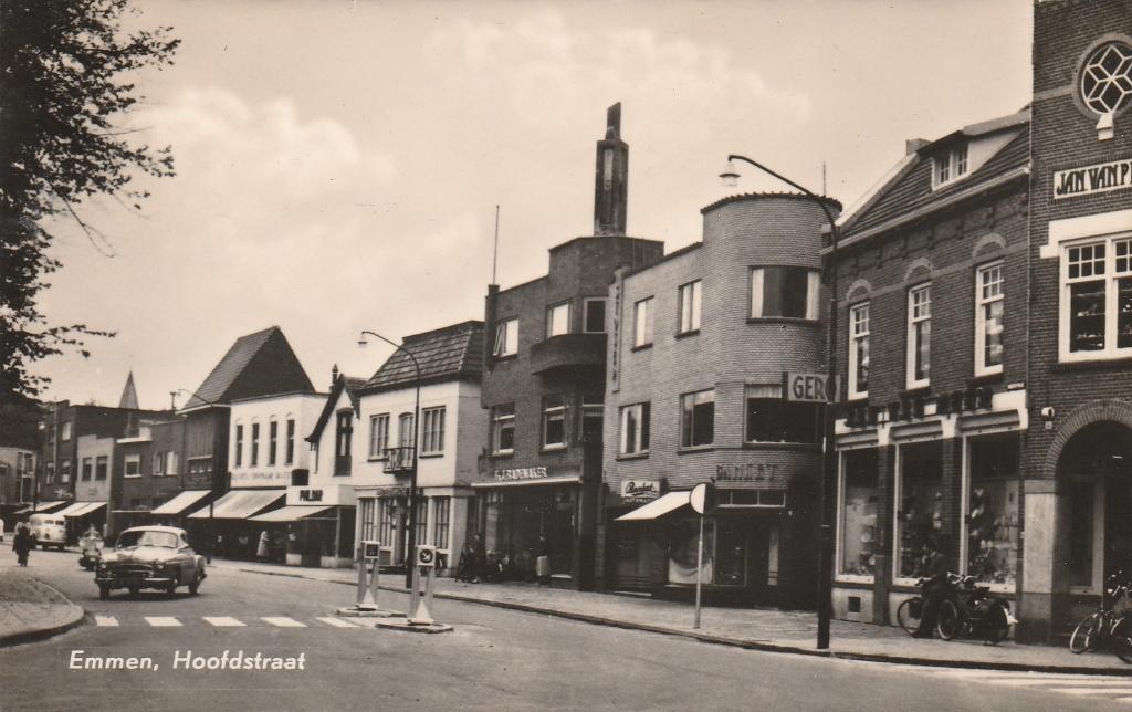 Emmen     oude Hoofdstraat met r Jvan Peer, Ophalen of Verzenden, 1940 tot 1960, Gelopen, Drenthe