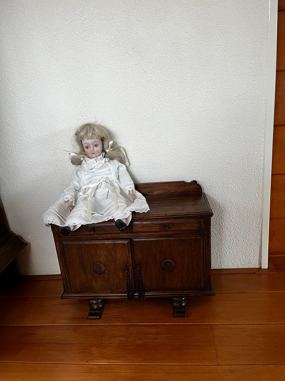 Antieke Porselijnen Pop met Blonde Krullen en Witte Jurk, Verzamelen, Poppen, Ophalen, Gebruikt, Pop