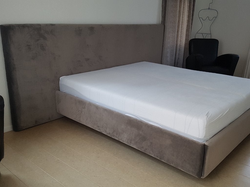 Bed ombouw, headboard en velours bekleding + gordijnen NIEUW, Huis en Inrichting, Overige materialen, Overige kleuren, 180 cm