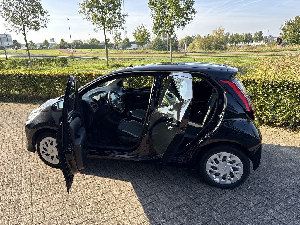 Foto 15 van Toyota Aygo 1.0 Vvt-i 72pk 5D 2019 Zwart