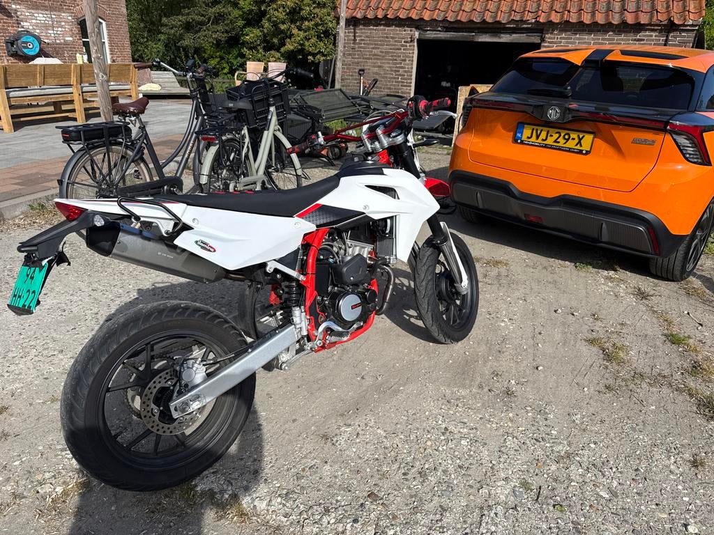 SWM SM 125 R Supermoto - Perfect voor A1 rijbewijs!, Motoren, LED Verlichting, SWM, 125 cc, 11 kW of minder