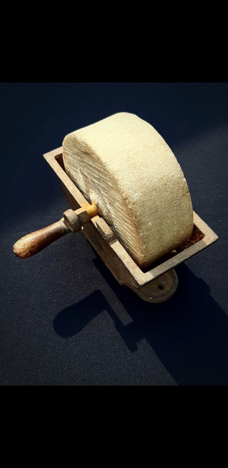 Antiek Slijpsteentje met Gietijzeren Bakje, Ophalen of Verzenden