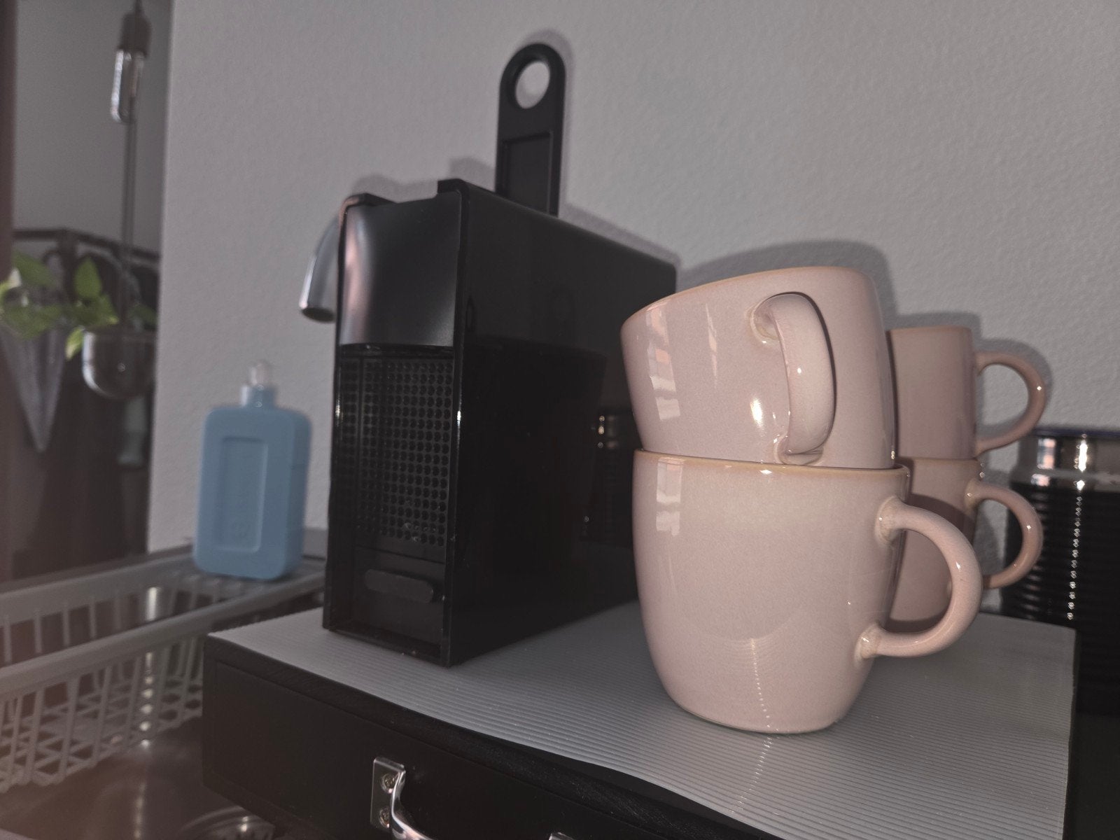 Nespresso Mini Zwart met Koffie-/Theebewaarlade, Ophalen of Verzenden, Zo goed als nieuw, Espresso apparaat, Koffiepads en cups