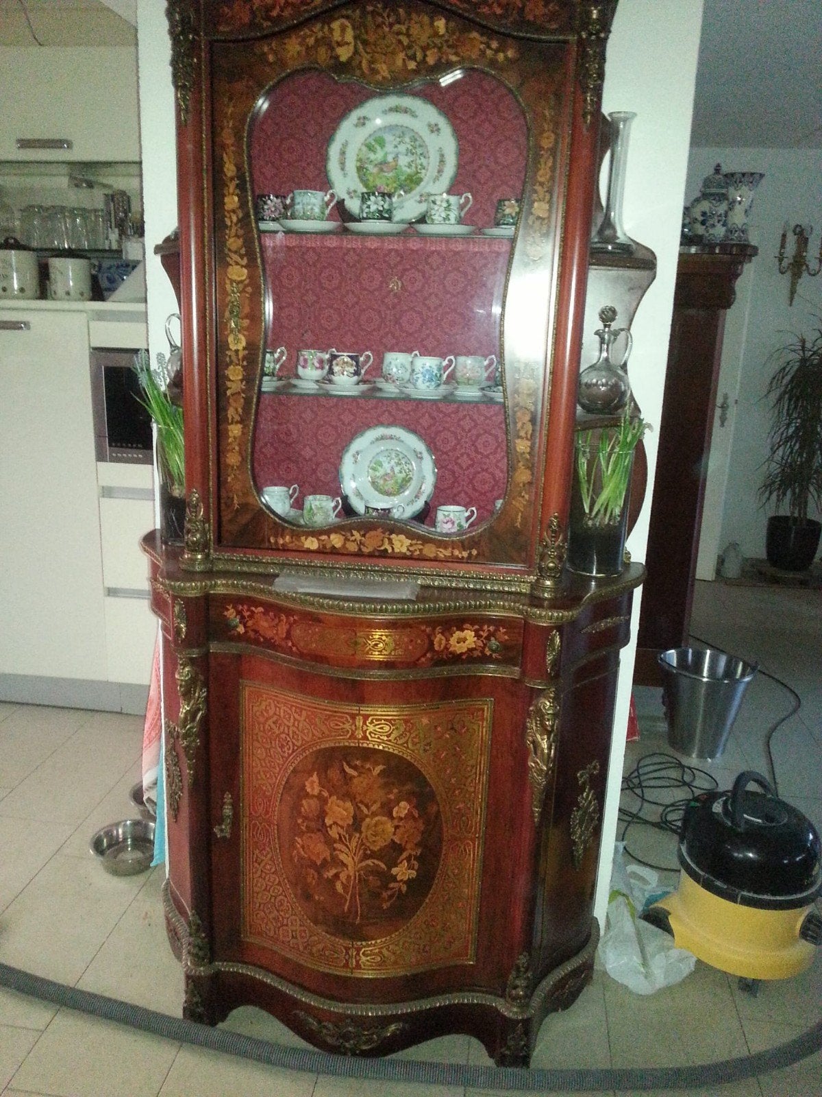 Antieke Vitrinekast met Intarsia en Bronzen Ornamenten, Ophalen of Verzenden