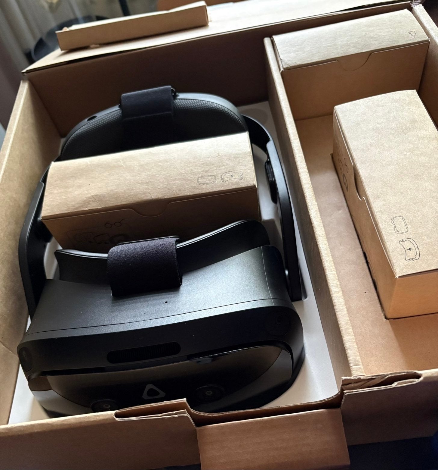 VIVE Focus Vision VR-bril - Zo goed als nieuw 2x, Spelcomputers en Games, Ophalen of Verzenden, Zo goed als nieuw, VR-bril, Overige platformen
