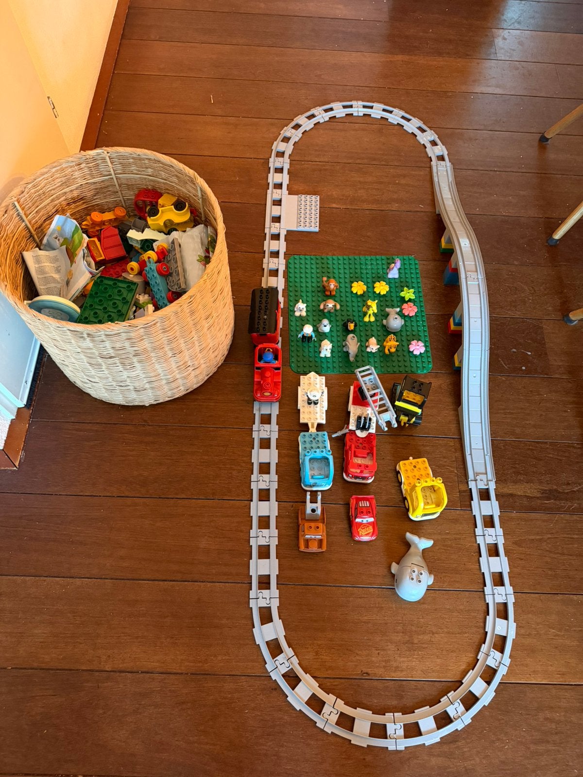 Lego Duplo mand vol moderne Duplo en treinset, Kinderen en Baby's, Speelgoed | Duplo en Lego, Ophalen, Zo goed als nieuw, Duplo
