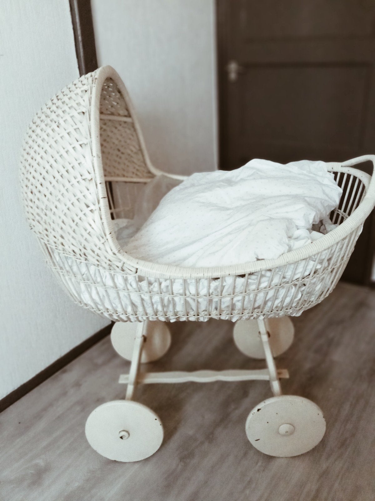 grote witte rotanwieg met matras (retro, vintage), Ophalen, Gebruikt, Ledikant