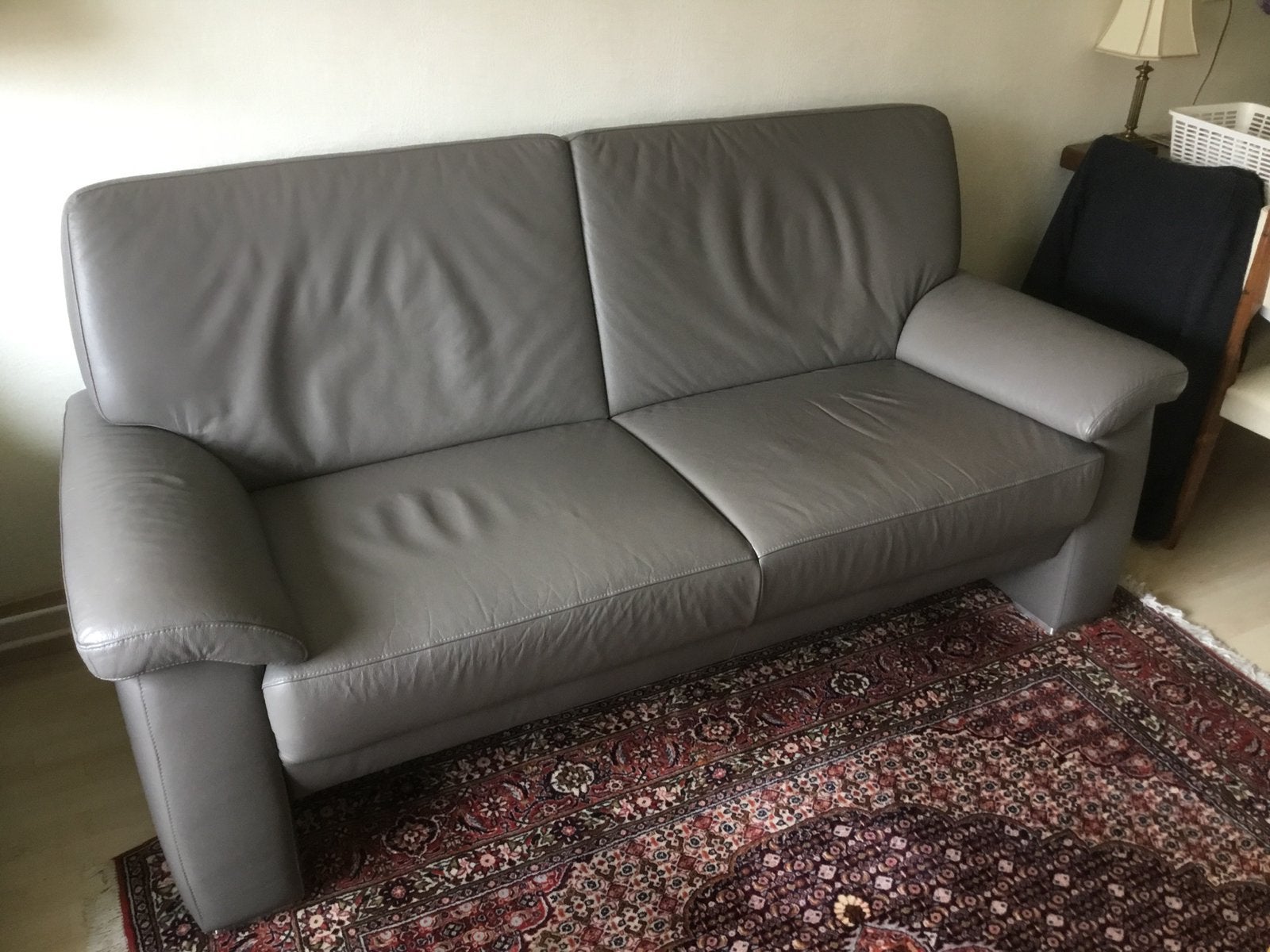 Mooie leren bank taupekleur, Ophalen, 150 tot 200 cm, Tweepersoons, Zo goed als nieuw