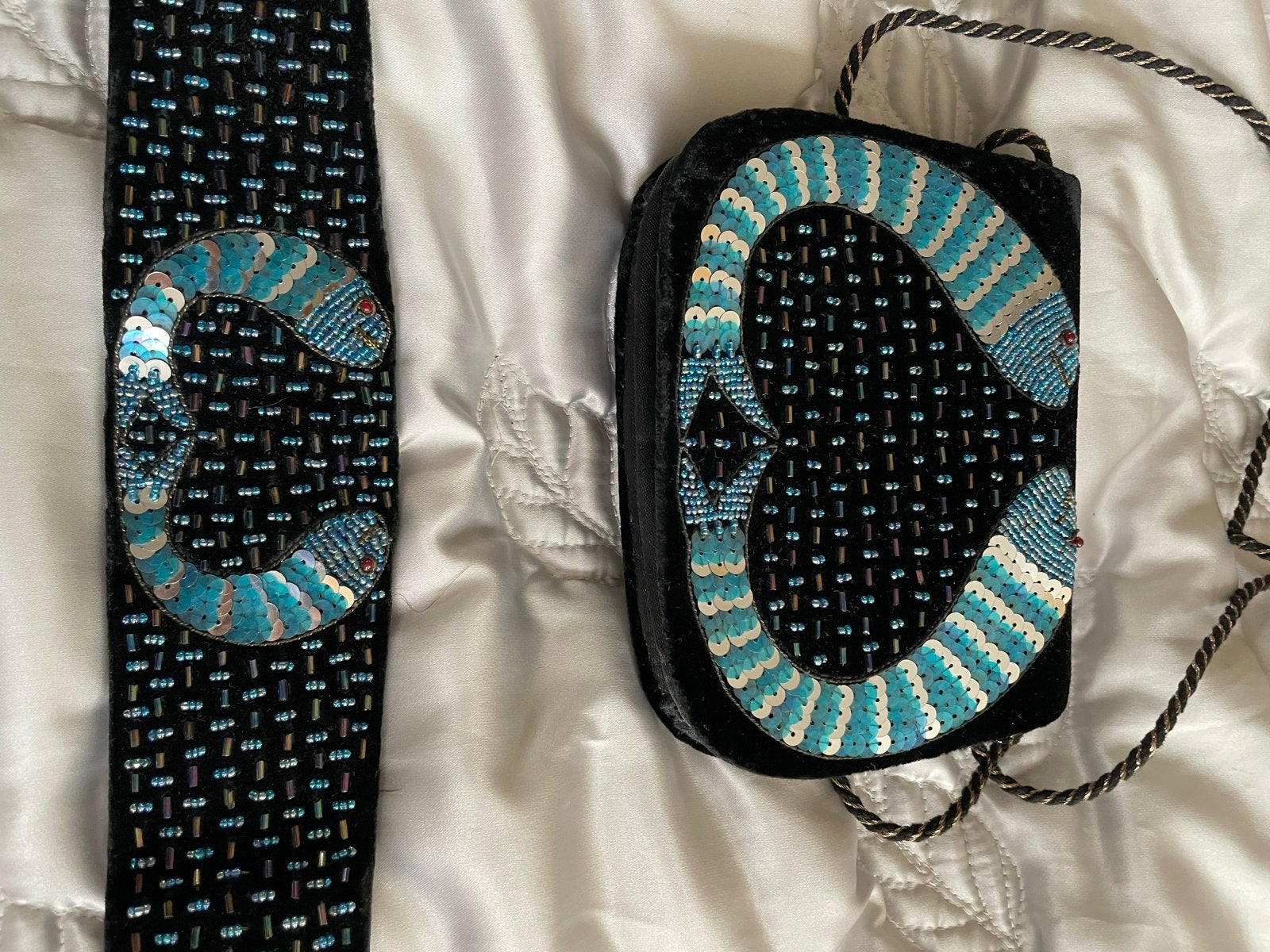 Vintage fluwelen avondtasje en riem met vissenmotief, Ophalen of Verzenden, Zo goed als nieuw, Zwart, Avondtasje