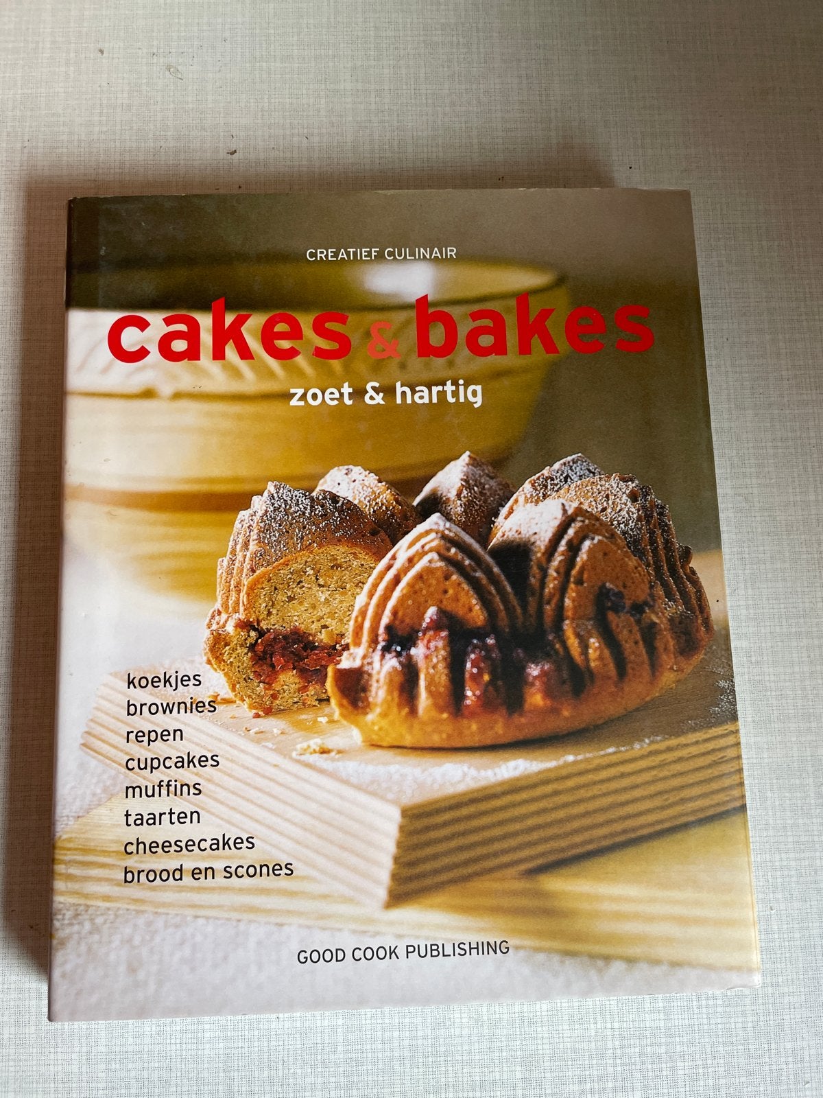 Cakes & Bakes: Zoet & Hartig Bakboek, Ophalen of Verzenden, Zo goed als nieuw, Overige gebieden, Taart, Gebak en Desserts