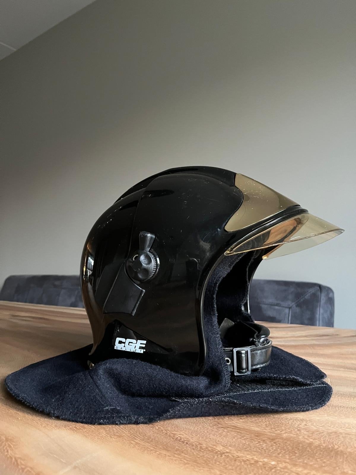 Zwarte brandweerhelm met goudkleurig vizier, Verzenden, Met vizier, Gebruikt