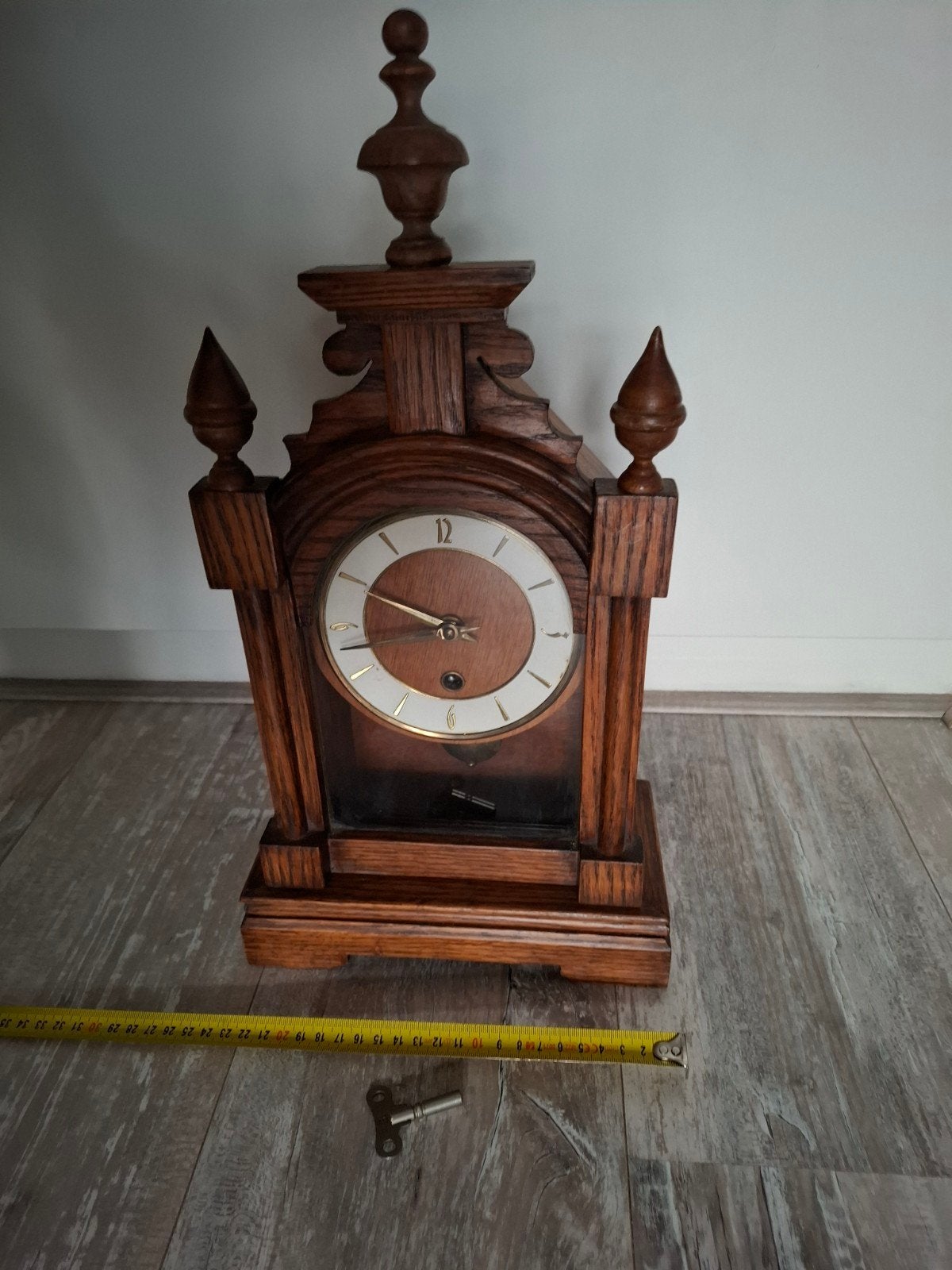 Antieke houten tafelklok met sleutel, Ophalen of Verzenden