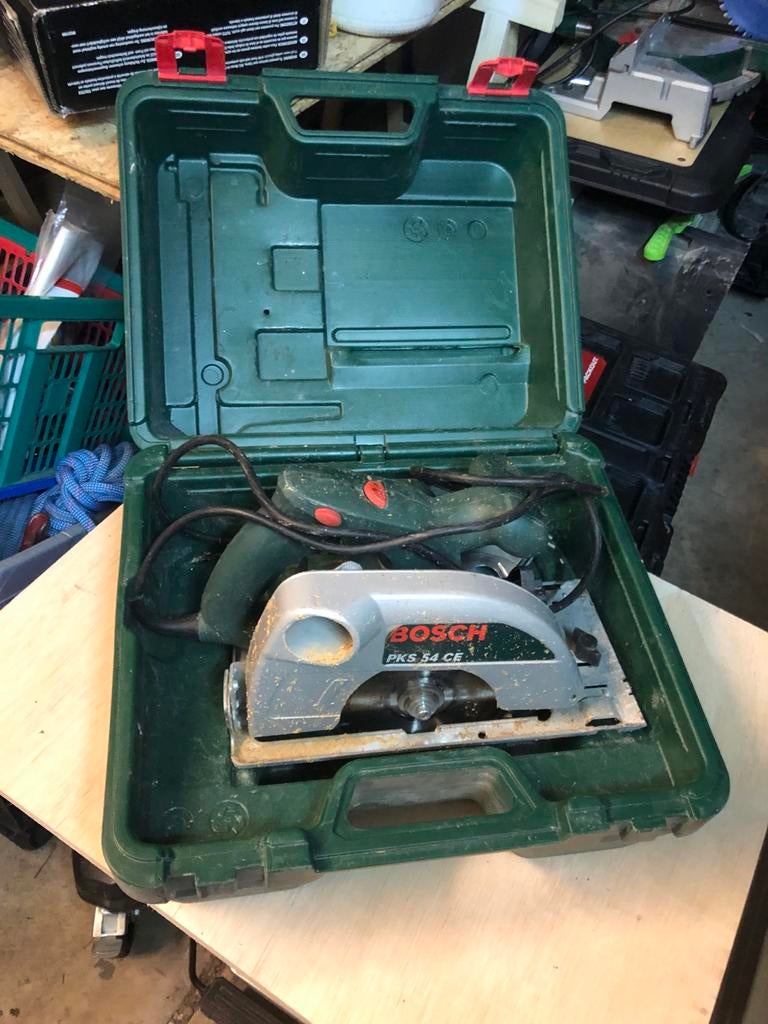 Bosch PKS 54 CE Handcirkelzaag in koffer, Doe-het-zelf en Verbouw, Gereedschap | Zaagmachines, Gebruikt, Cirkelzaag, 600 tot 1200 watt