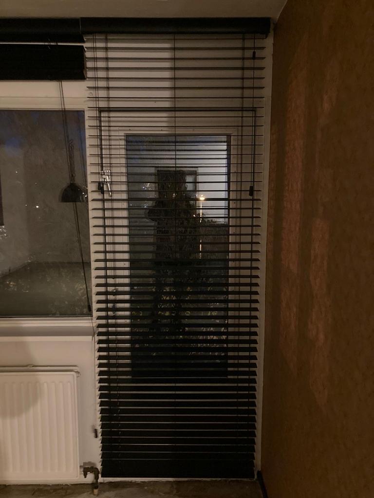 Zwarte houten jaloezieën 85x242 voor raam of deur, als nieuw, Huis en Inrichting, Stoffering | Gordijnen en Lamellen, Ophalen