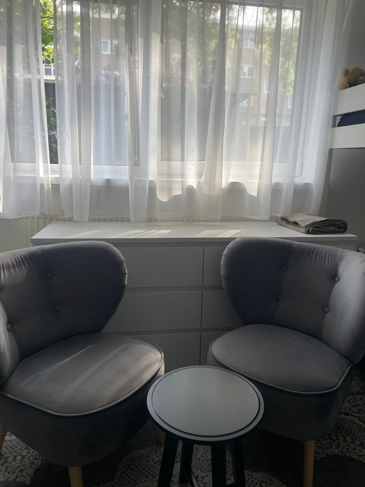 Mooie 2 grijze velvet/fauteuils met bijzettafeltje, Eenpersoons, 75 tot 100 cm, Ophalen of Verzenden, Zo goed als nieuw
