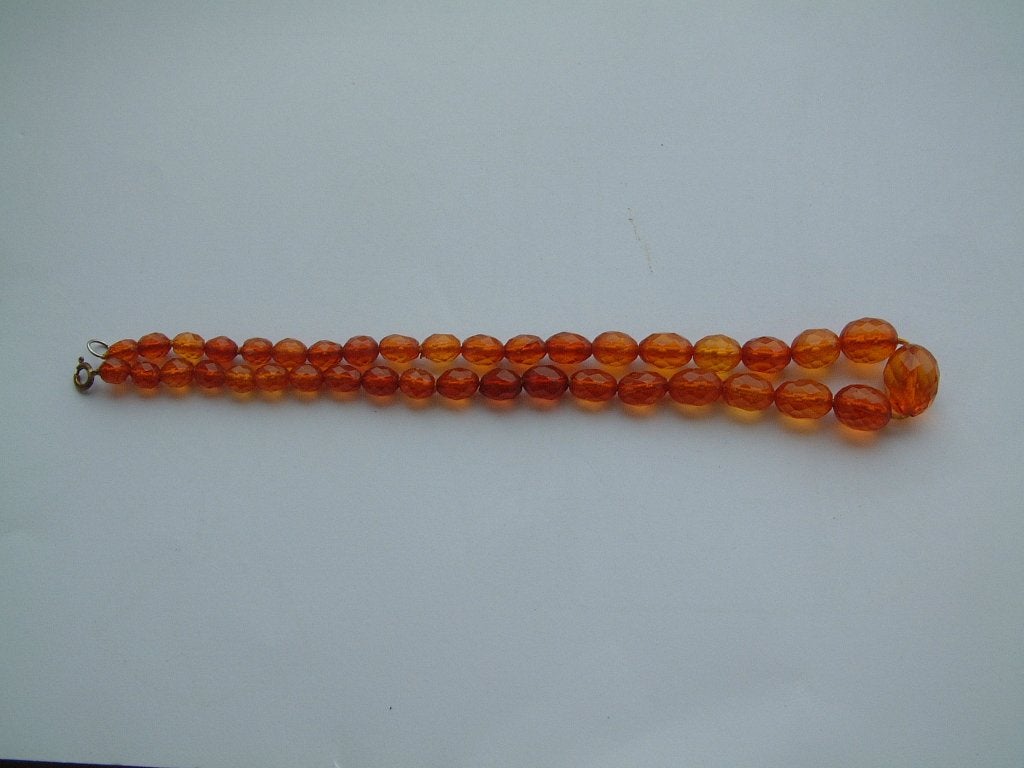 antiek snoer ketting barnsteen ? of bakeliet ? geel oranje, Ophalen of Verzenden, Overige materialen, Ketting