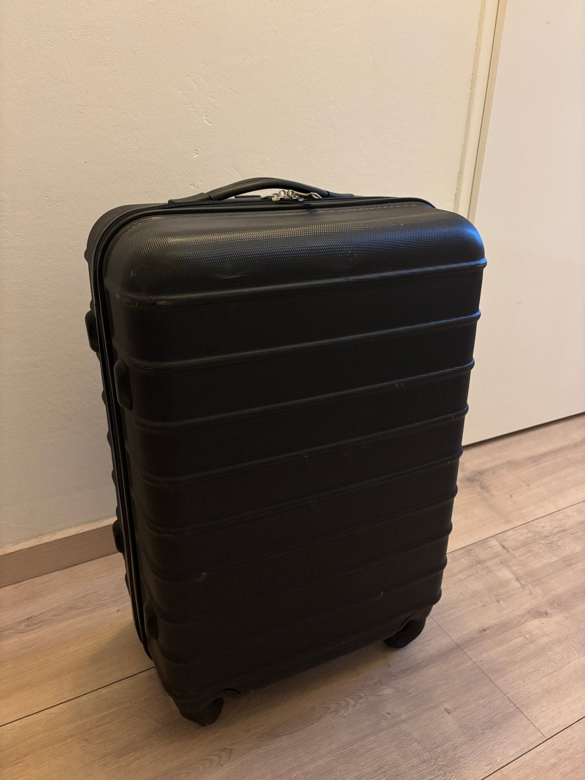HEMA Zwarte Koffer - Gebruikt (wieltjes defect), Wieltjes, 30 cm of meer, Gebruikt, Zwart
