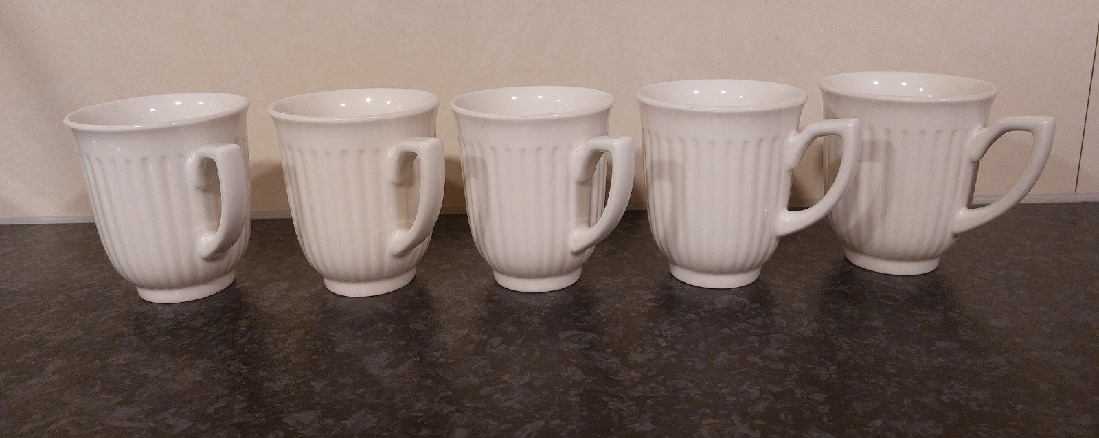 5 Koffie/thee mokken crème aardewerk, Ophalen of Verzenden, Zo goed als nieuw, Overige stijlen, Kop(pen) en/of Schotel(s)