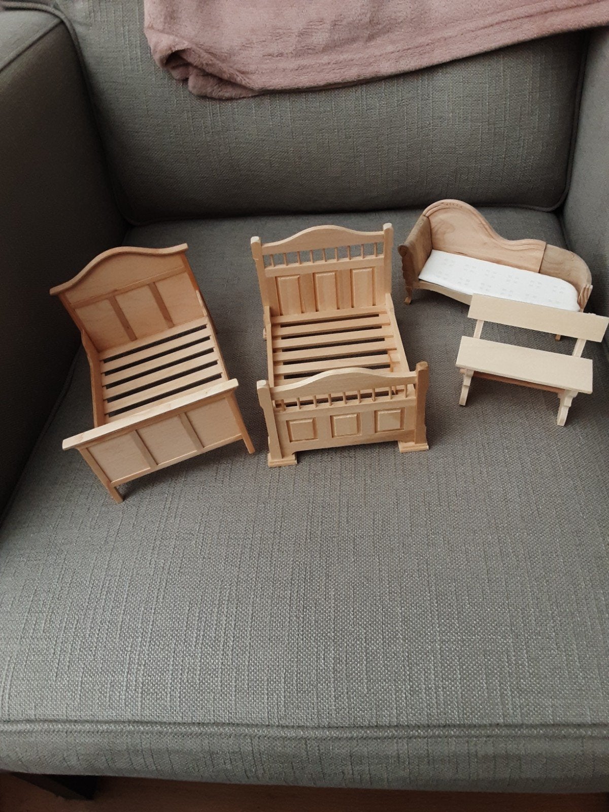 meubeltjes bedje bankje voor poppenhuis muizenhuis, Ophalen of Verzenden, Nieuw, Poppenhuis