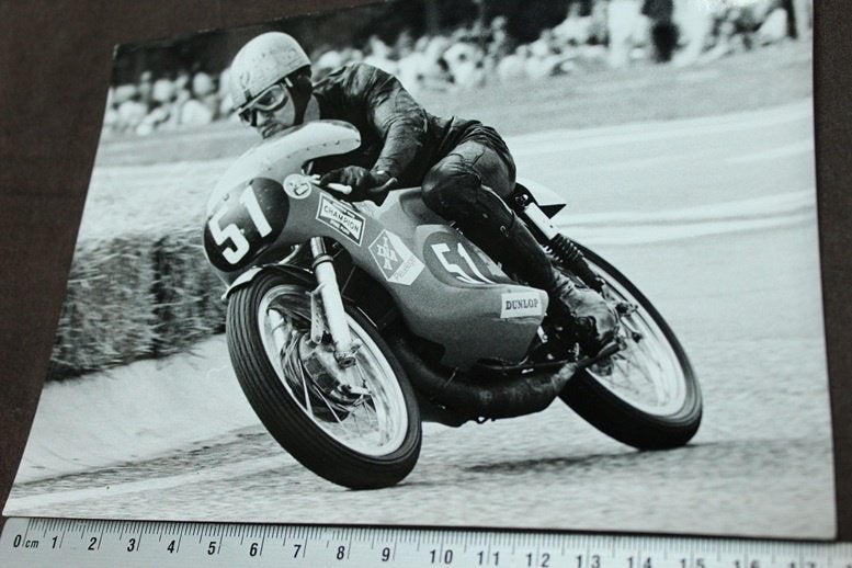 Foto Börje Jansson coureur op Maico ? racer TT assen ?, Ophalen of Verzenden, Gelezen