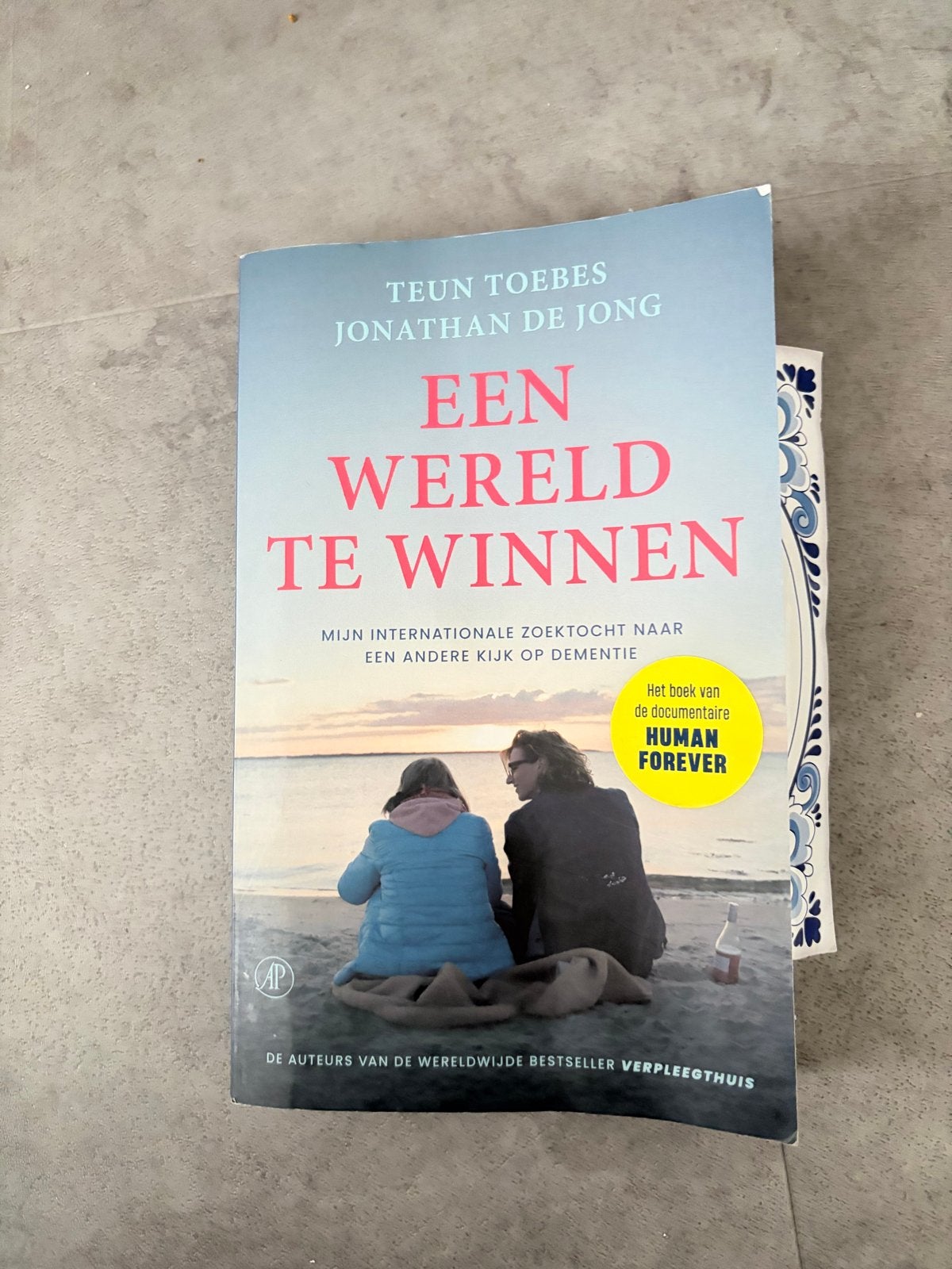 Een Wereld Te Winnen - Teun Toebes & Jonathan gesigneerd, Boeken, Biografieën, Ophalen of Verzenden, Zo goed als nieuw, Overige