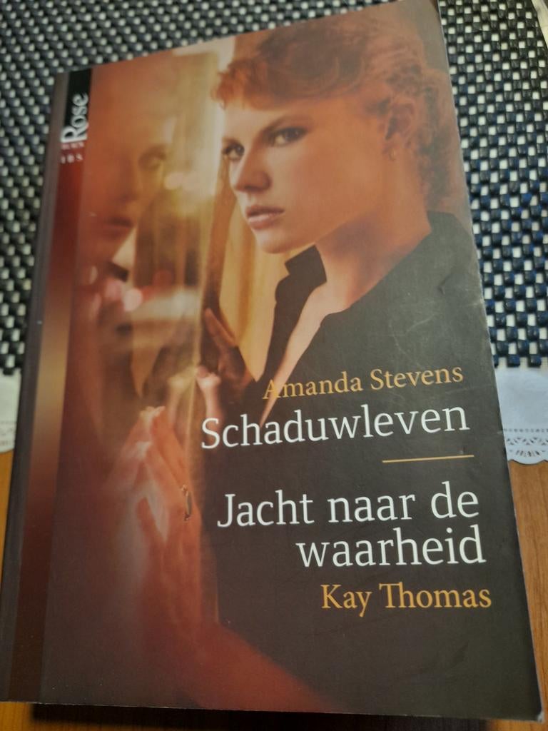 Schattenleven & Jacht naar de waarheid - Amanda Stevens, Ophalen of Verzenden, Zo goed als nieuw
