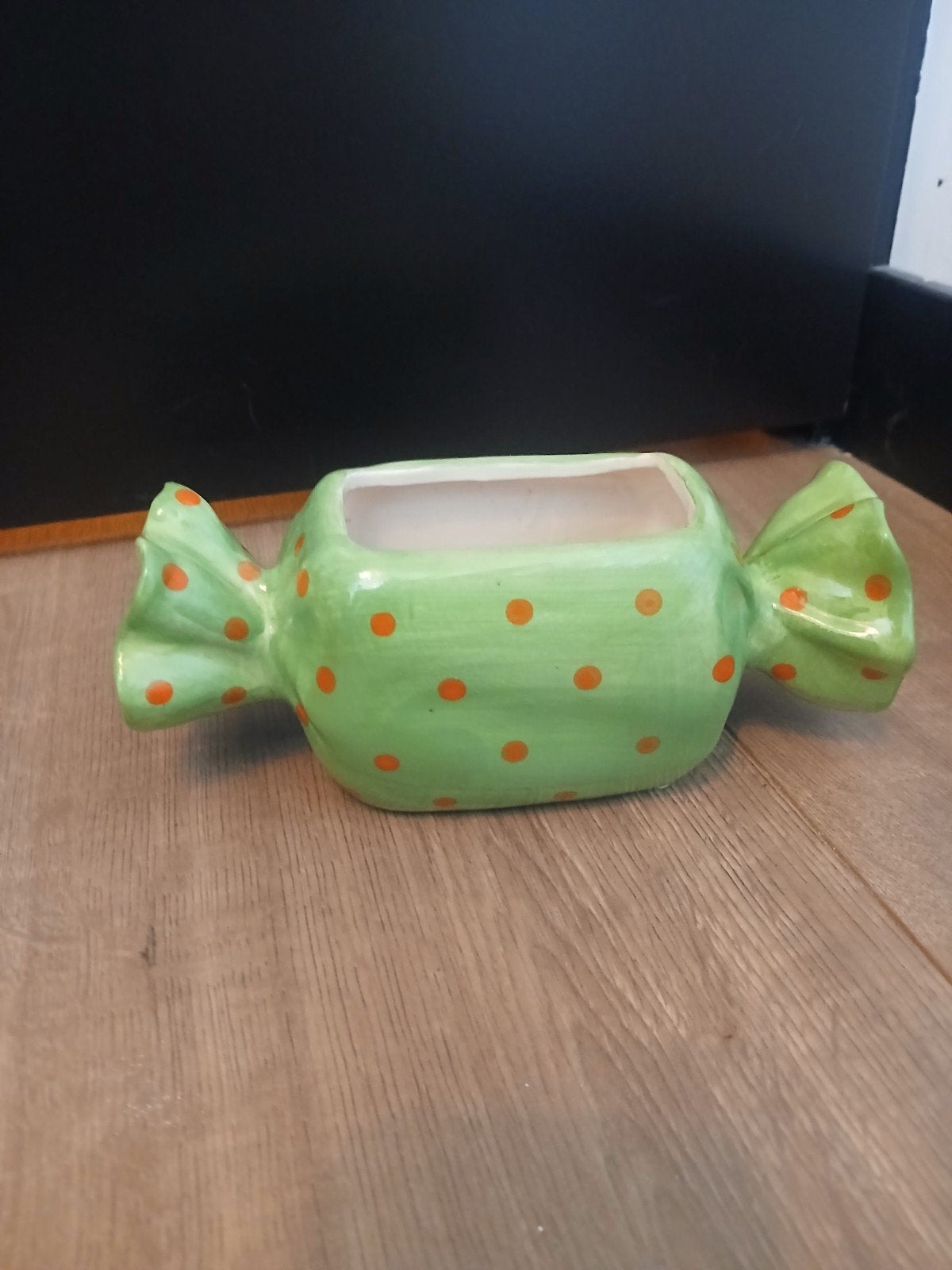 Leuke snoepvormige bloempot/plantenbak met stippen, Groen, Overige stijlen, Ophalen of Verzenden, Zo goed als nieuw