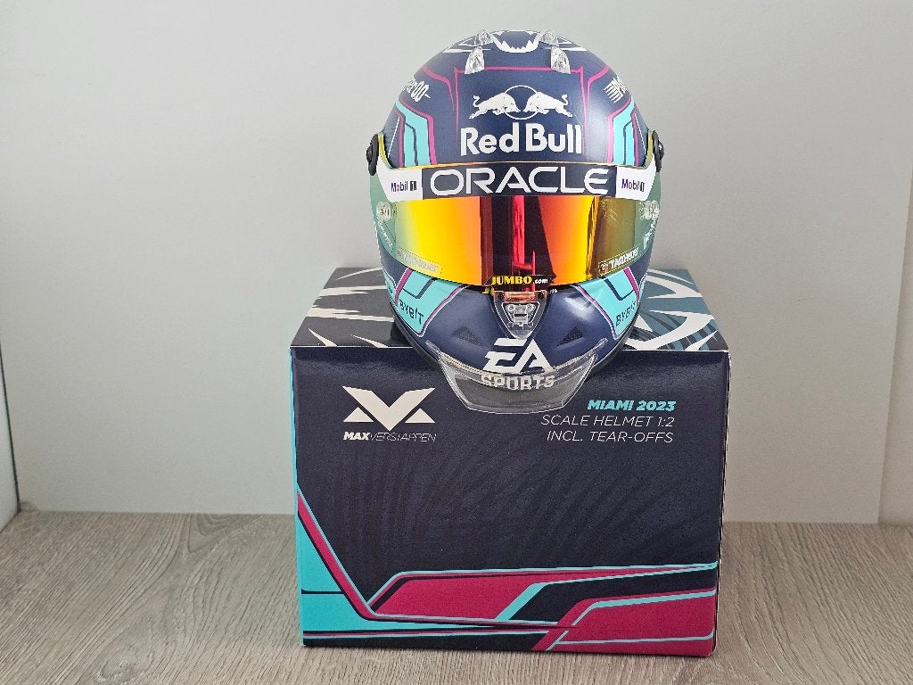 SALE: Helm 1:2, M. Verstappen # 1, GP Miami ‘23. NIEUWSTAAT, Ophalen of Verzenden, Nieuw, Formule 1