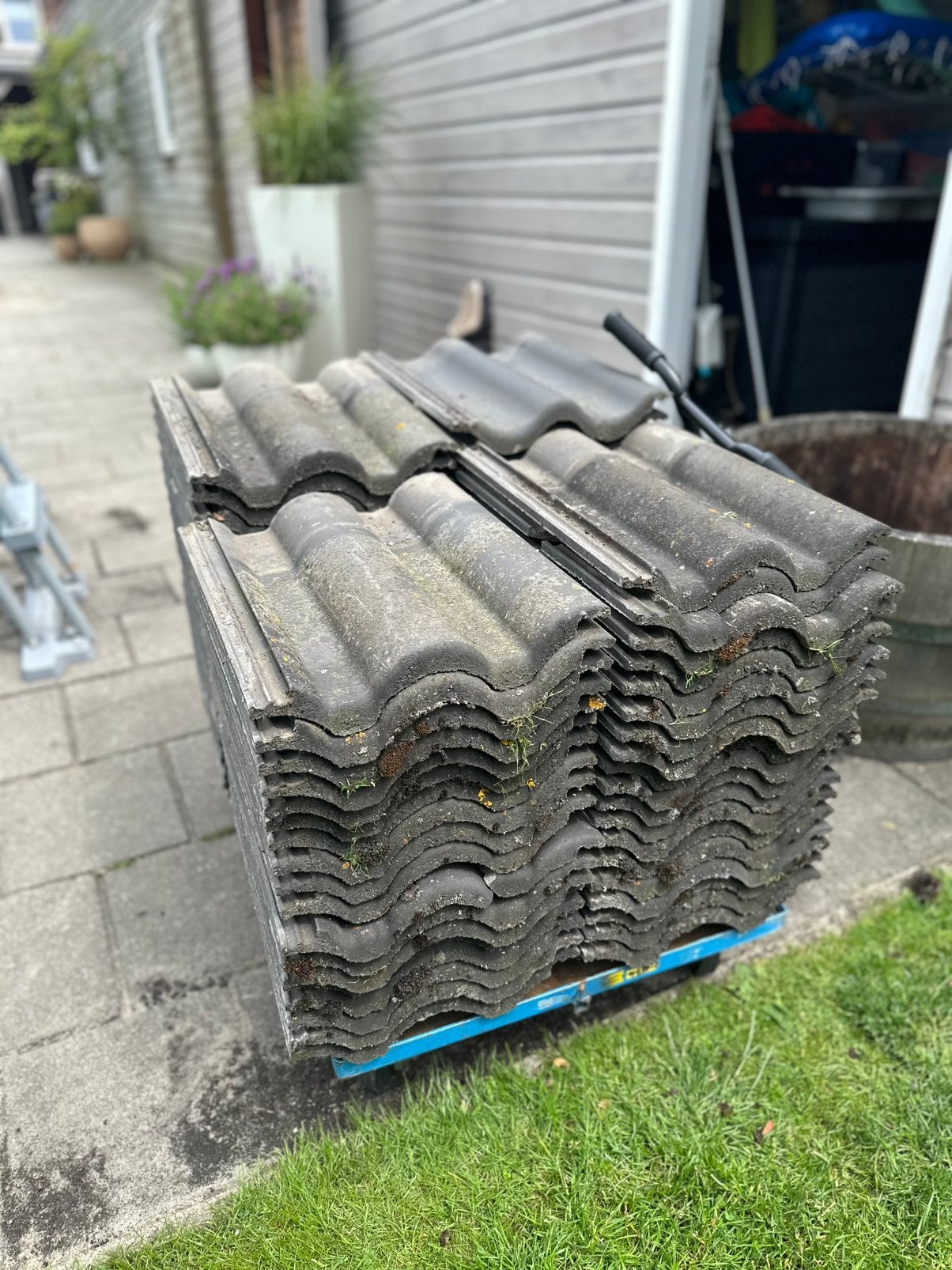 Grijze dakpannen GRATIS, Doe-het-zelf en Verbouw, Dakpannen en Dakbedekking, Ophalen, Gebruikt, Steen of Klei, Minder dan 5 m²