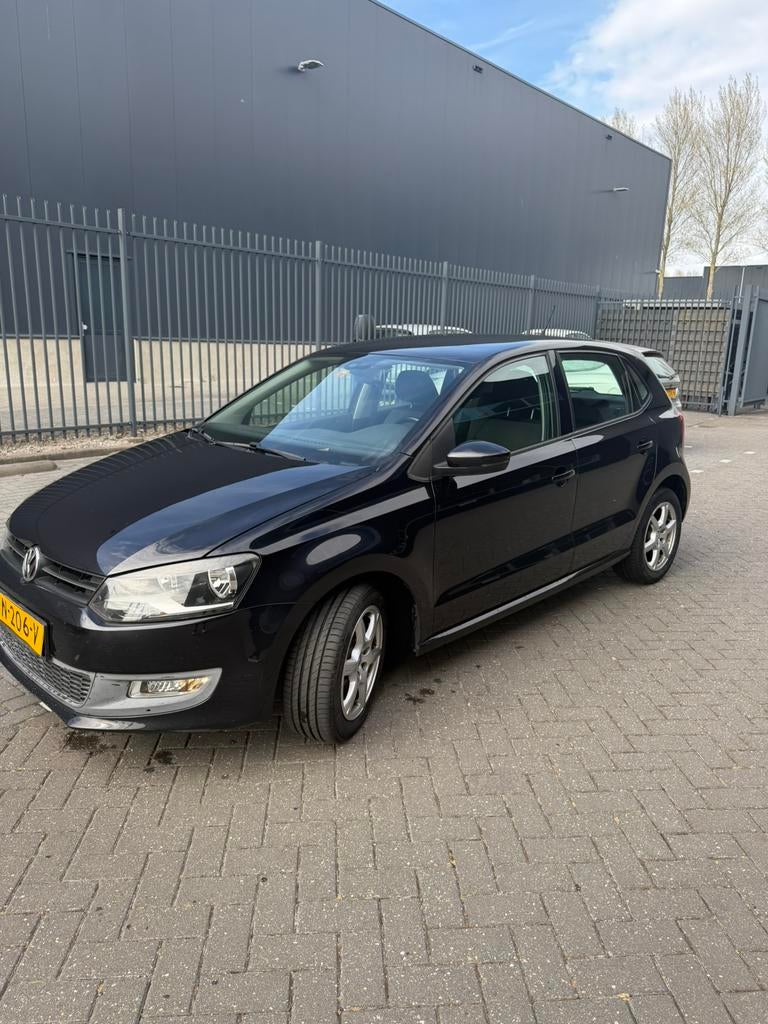 Volkswagen Polo 2010 Zwart 1.2, Auto's, Automaat, 40 €/maand, Zwart, Parkeersensor