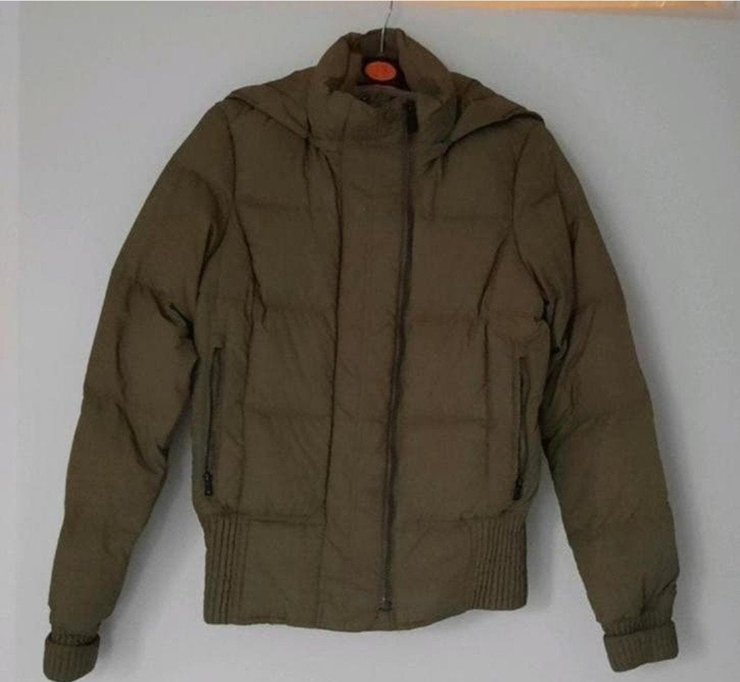 Nike groene winterjas maat s
Capuchon en bontje kunnen eraf., Ophalen of Verzenden, Zo goed als nieuw, Maat 36 (S), Groen