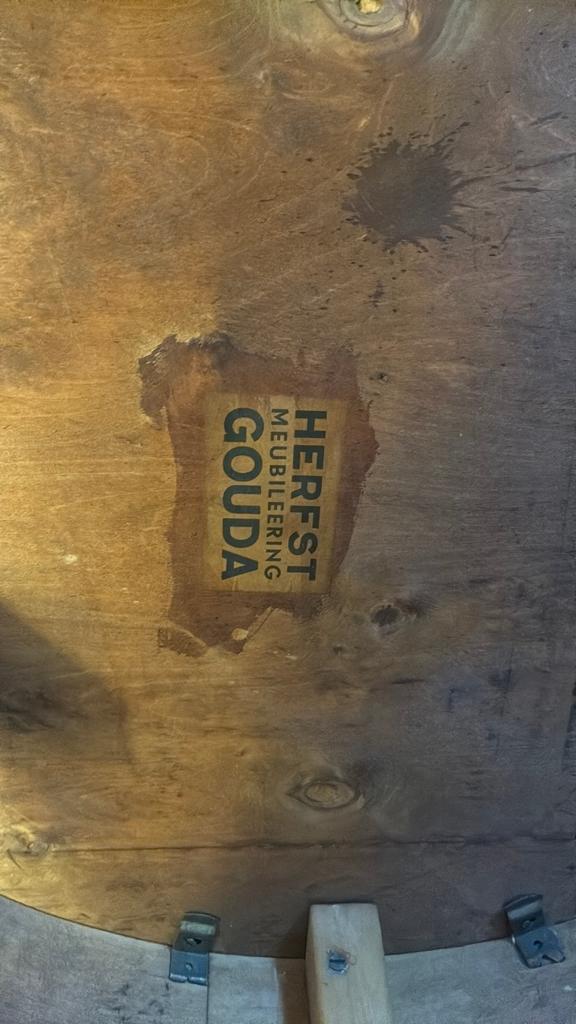 Vintage ronde tafel van Herfst Meubilering Gouda, Ophalen
