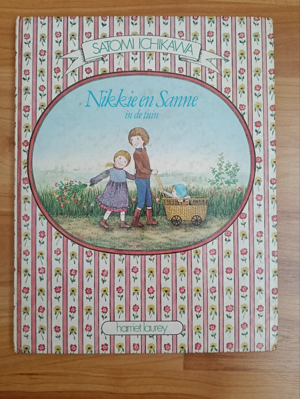 Nikkie en Sanne in de tuin - Satomi Ichikawa, Boeken, Ophalen of Verzenden, Zo goed als nieuw, Satomi Ichikawa, Fictie algemeen