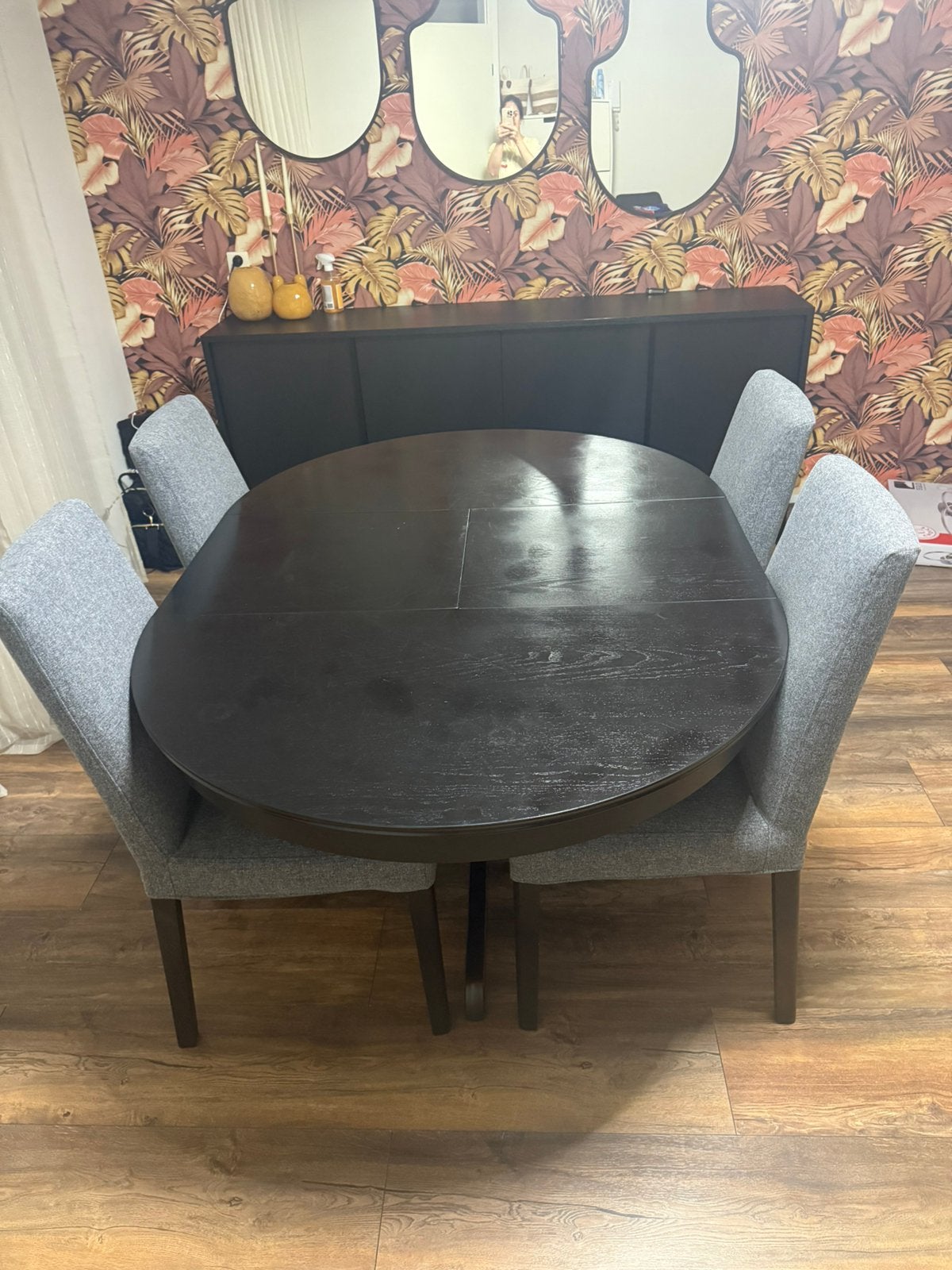 Ovale Uittrekbare Eettafel met 4 Grijze Stoelen, Huis en Inrichting, Ophalen, Gebruikt, 4 tot 6 stoelen