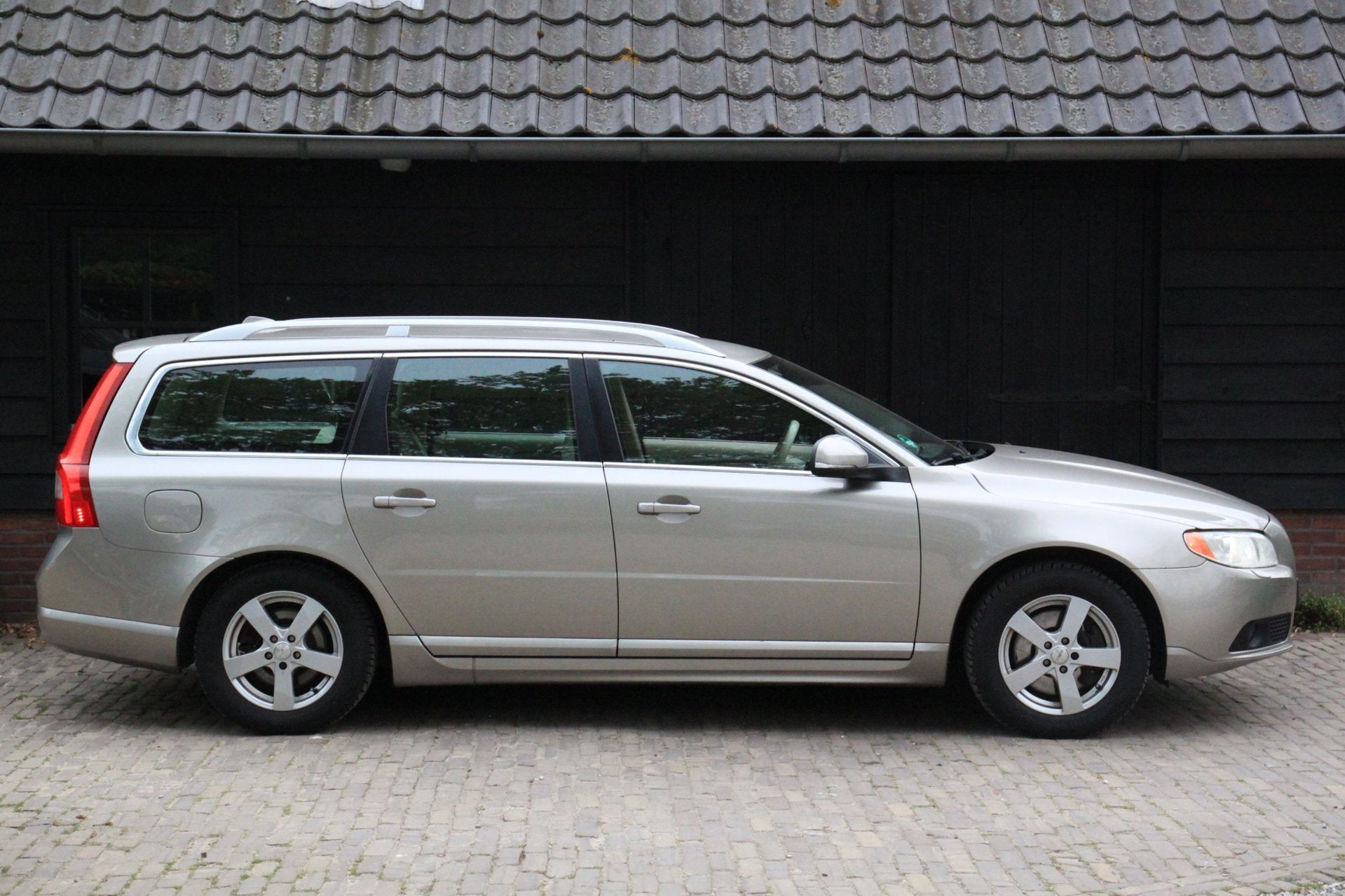 Volvo V70 2.5T Summum CNG/Xenon/Leer/Navigatie/Parkeersensor, Auto's, Gebruikt, Beige, CNG (Aardgas), Handgeschakeld