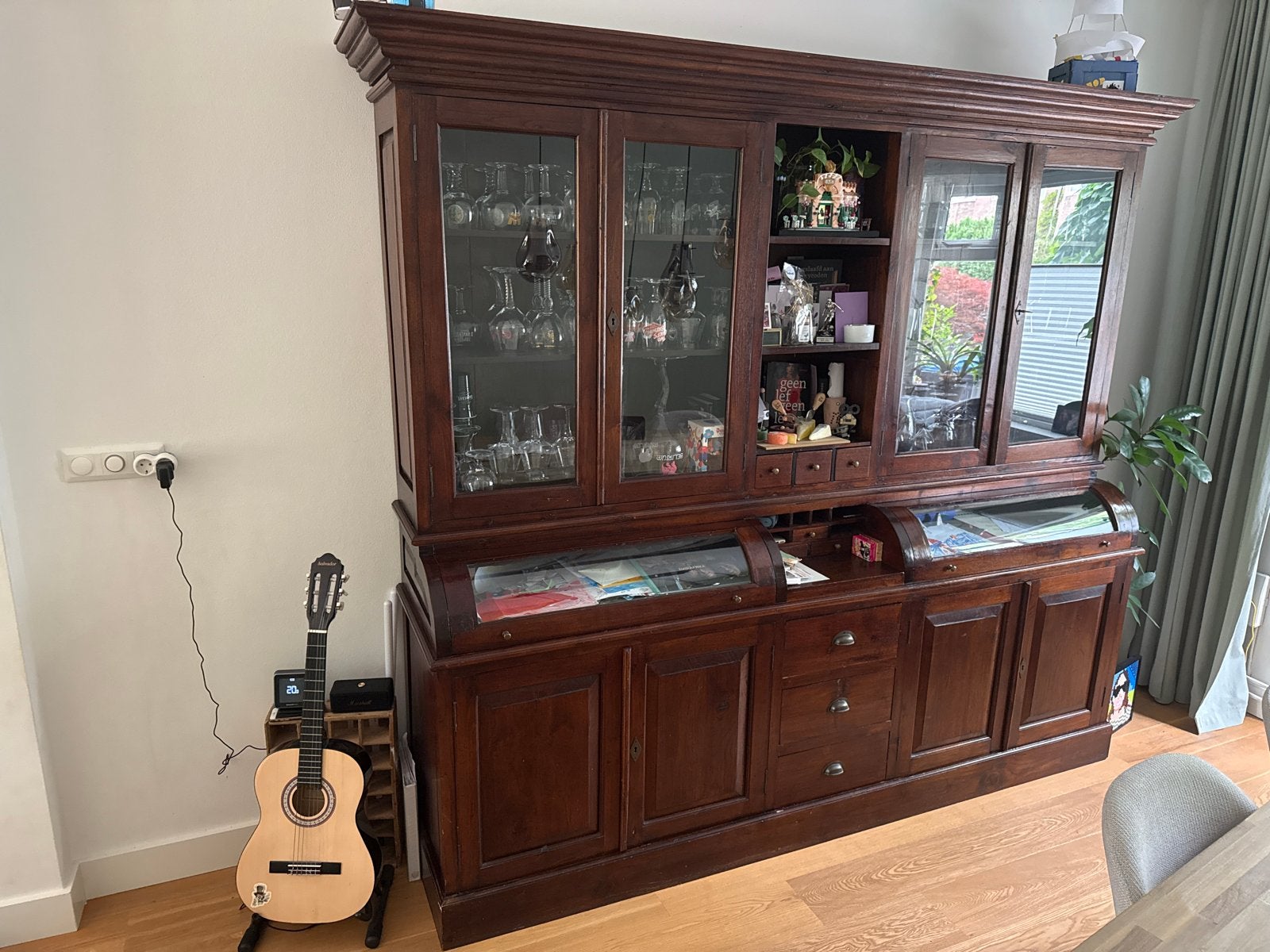 Antieke houten vitrinekast met glas en lades, Ophalen